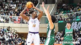 ▲「魔獸」霍華德（Dwight Howard）客場復出對戰台啤英熊，在場中主導球隊攻勢。（圖／記者劉彥池攝影）
