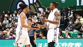 ▲「魔獸」霍華德（Dwight Howard）客場復出對戰台啤英熊和隊友擊掌。（圖／記者劉彥池攝影）