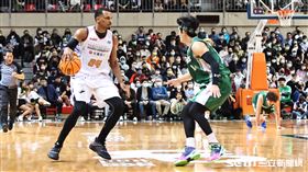 ▲桃園永豐雲豹洋將艾夫伯（Ｍichael Efevberha）上半場攻下21分。（圖／記者劉彥池攝影）