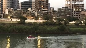 北市1名女國中生掉落基隆河中，警消立刻下艇搜尋其下落。（圖／翻攝畫面）