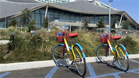 谷歌複合式上班  牽動矽谷工作文化2017年動土、標榜環保再生能源的谷歌新辦公園區「灣景」（Bay View）今年5月中啟用，在美國疫情解封後，谷歌現階段採取複合式上班模式，員工多半在家工作2天、到辦公室開會上班3天，牽動矽谷新的工作文化。中央社記者周世惠舊金山攝  111年9月10日