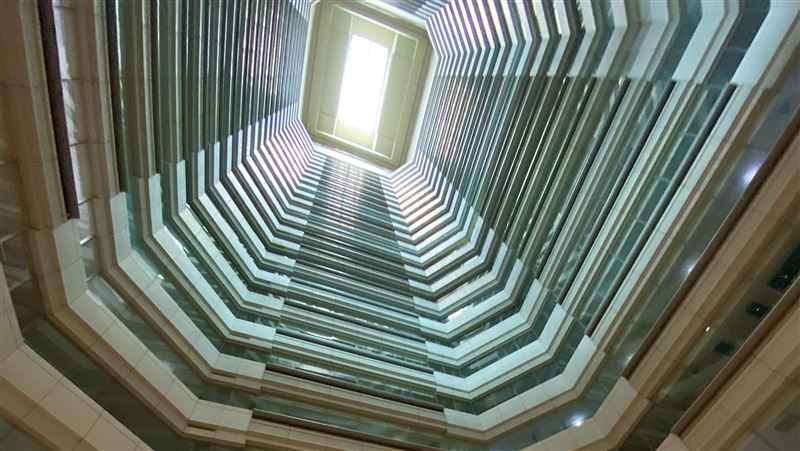 斷水斷電「廢棄豪宅」她帶兒寡居12年