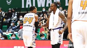 ▲桃園永豐雲豹洋將艾夫伯（Ｍichael Efevberha）和霍華德（Dwight Howard）攜手攻下70分。（圖／記者劉彥池攝影）