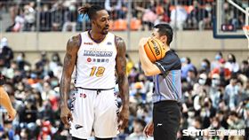 ▲「魔獸」霍華德（Dwight Howard）和裁判抱怨吹判尺度。（圖／記者劉彥池攝影）