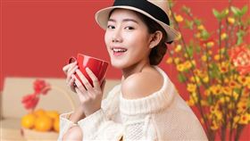 年齡為18到20歲的成年人申辦指定資費方案，遠傳加碼送18杯7-11大杯拿鐵咖啡。（圖／品牌業者提供）