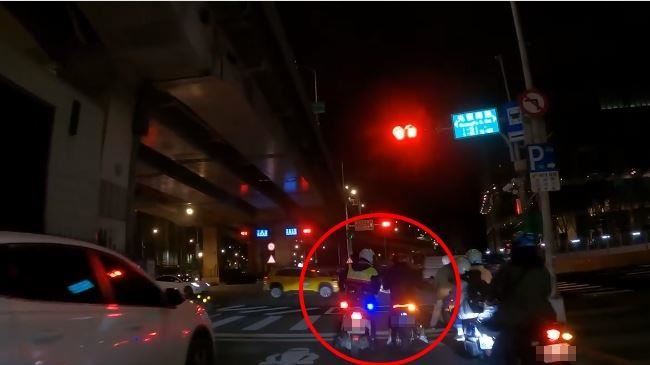 才過酒測！警察將騎士攔下　網見原因笑了