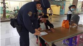 鐵警協助身心障礙民眾（圖／鐵路警察局花蓮分局台東派出所提供）