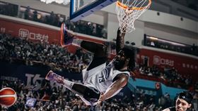 攻城獅洋將班尼特爆扣嗨翻風城主場，攻下27分17籃板。（圖／新竹攻城獅提供）