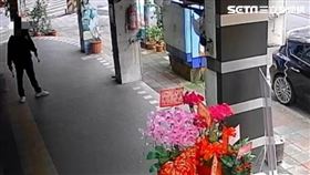 新北藍男雙手持斧頭追砍路人遭逮。（圖／翻攝畫面）