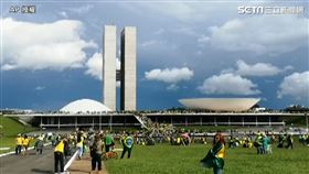 質疑選舉結果！波索納洛支持者怒闖巴西總統府、國會抗議，圖／AP授權