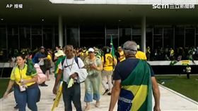 質疑選舉結果！波索納洛支持者怒闖巴西總統府、國會抗議，圖／AP授權