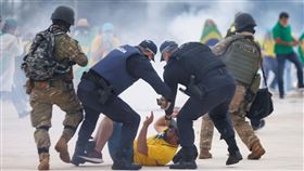 一名巴西前總統波索納洛支持者，遭當局維安部隊逮捕。（圖／路透社／達志影像）