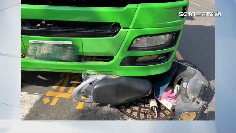 60歲女騎士違規遭撞　卡曳引車底命大輕傷
