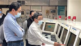 張善政視察平鎮淨水場（1）桃園市龍潭區三坑抽水站管線破裂造成33萬戶停水，台灣自來水公司因修復不及延後復水，桃園市長張善政（左1）8日下午前往視察了解台水公司平鎮淨水場原水進出及供水狀況。中央社記者吳睿騏桃園攝  112年1月8日