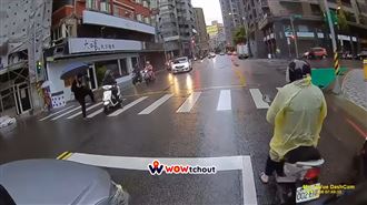 過斑馬線「機車0減速」！男1舉網嗨：爽翻