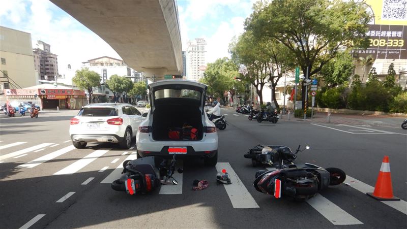 禮讓救護車也被撞　4車連撞保時捷被擊落