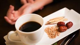 按壓穴位與飲用茶飲能夠幫助睡眠。（圖／台北慈濟醫院提供）