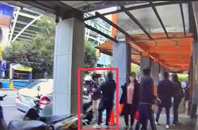 ▲黃姓女子以為徵才的公司真的要幫她申辦防疫津貼，將自己的提款卡以包裹寄出。不知情的快遞員收貨，送交給詐騙集團車手，一旁埋伏員警當場逮人。（圖／翻攝畫面）