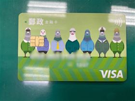 ▲黃姓女子以為徵才的公司真的要幫她申辦防疫津貼，將自己的提款卡以包裹寄出。不知情的快遞員收貨，送交給詐騙集團車手，一旁埋伏員警當場逮人。（圖／翻攝畫面）