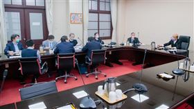 行政院長蘇貞昌今（9）日召開擴大防疫會議。（圖／行政院提供)