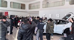 特斯拉，降價，車主抗議，退錢(圖／翻攝自Jester轟轟微博)
