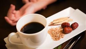 0109中藥按穴(台北慈濟醫院提供)