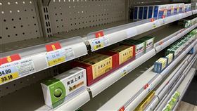 上海疫情延燒  退燒藥實體通路供貨仍不穩（1）上海市COVID-19疫情持續，退燒藥布洛芬、乙醯氨基酚等藥物供貨仍為不穩，實體藥房負責人表示，目前進貨量仍不算穩定。圖為上海市一家藥房內部陳設，多款退燒藥物來不及供貨或是長期缺貨，留下空蕩貨架。中央社記者李雅雯上海攝  112年1月4日