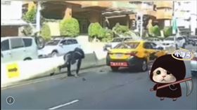 ▲新北市五股成泰路四段，行車紀錄器拍下小黃運將、機車騎士就在大馬路上內線車道大打出手，完全不顧已阻塞交通。（圖／翻攝自《社會事小饅頭》）