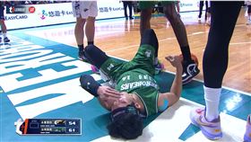 蔣淯安上籃時不慎和對手林宜輝相撞，當下右眉鮮血直流。（圖／翻攝自T1聯盟影片）
