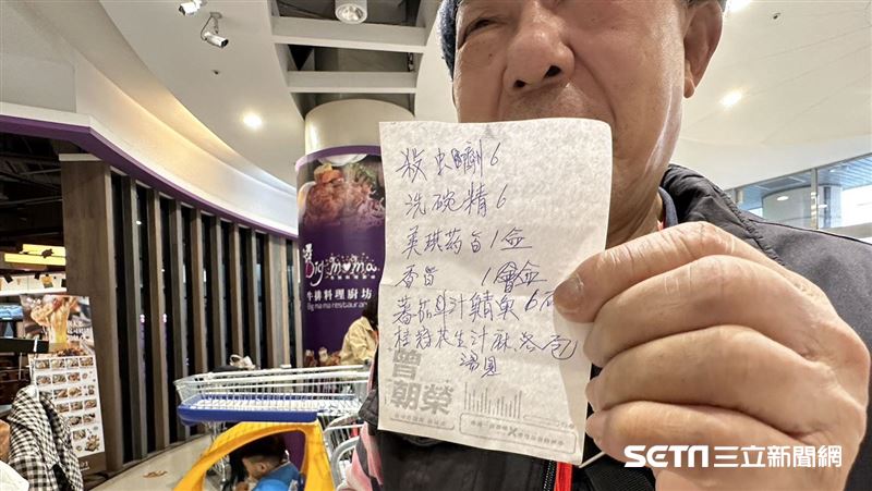 弱勢爺嬤出門買年貨　紙條上清單惹哭人