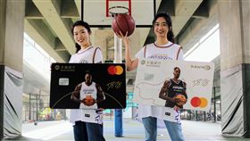永豐銀行結合運動與金融服務，推出「DAWHO現金回饋Debit卡」與「永豐SPORT卡」全新主題套卡，邀請桃園永豐雲豹職業籃球隊球員－「魔獸」霍華德（Dwight Howard）擔綱主題卡面人物。（圖／永豐銀行提供）
