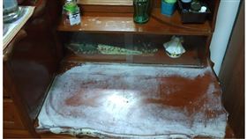 酒精全灑梳妝台！媽媽嫁妝「外觀發白」慘被毀　她崩潰求助：會被殺掉的
圖/翻攝自爆系知識家臉書