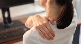 五十肩又名冰凍肩，全名為「沾黏性關節囊炎」，肇因於肩膀的「盂肱關節」因不明原因出現發炎與纖維化，典型症狀為肩膀疼痛伴隨關節活動度顯著減少。一位中老年男性病患，肩膀出現劇烈疼痛，且看了6個月的醫生，整復、推拿等方法都嘗試過，病情卻不見好轉。表示自己『越治療肩膀越痛』，手臂完全無法抬升。他甚至懷疑自己的關節是否被整復師『喬壞了』