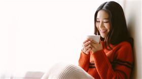 高敏敏營養師解釋，電解質為溶於水中的帶電離子，是體內水分的重要成分，主要功能為保持體內水分與酸鹼度的平衡。若體內電解質不平衡，水分與酸鹼度也會失衡；此時就會覺得越喝水越渴、喝進去的水又排出體外，無法真正達到「解身體的渴」