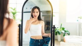 採取份量控制的做法，例如使用較小的盤子、採取「211餐盤」、使用量杯分配食物、消化20分鐘再吃下一份食物等皆為可行。另外，與熱量計算之間的搭配也很重要，這能讓個人對飲食熱量產生意識，也更有助於達成「熱量赤字」。剛開始避免加工食品與戒糖，初期容易出現如同戒毒一般的「戒斷症」，包括疲倦、易怒、極度渴望甜食與消化系統改變等等。不過，這些現象僅會短暫出現