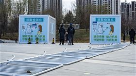 中國鬆綁防疫  北京大幅減少核酸檢測點運作北京市當局近日鬆綁疫情防控措施，縮減核酸檢測要求，大幅減少核酸檢測點運作。圖為3日，北京朝陽區望京街道一處暫停服務的核酸檢測採樣點。（中新社提供）中央社  111年12月3日