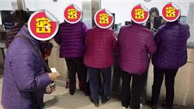 羽絨服,捲髮,阿嬤