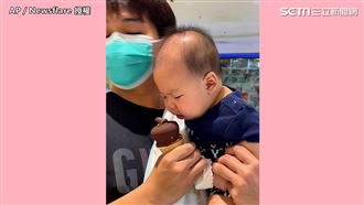 娃眼睛離不開冰淇淋　流口水反應超真實