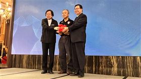 鄭文燦接任足協理事長桃園市長鄭文燦（右）8日接任中華民國足球協會理事長，從前足協理事長邱義仁（左）手中接過印信。中央社記者龍柏安攝  111年11月8日