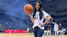 受T1聯盟的〈高雄全家海神〉邀請，三立主播李文儀7日到高雄海神主場，當一日神隊友，並擔任開球嘉賓，開球架式十足現場驚豔。