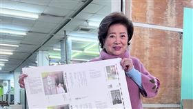 金馬影后陳淑芳年後將推出個人專書，日前親自到印刷廠看樣，開心拿著封面完成品。（遠流台灣館提供）
