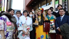 日本成人節  新成人約340萬人日本去年4月將成人年齡由20歲調降至18歲後，9日迎接首個成人節，東京都台東區公所在淺草公會堂為20歲新成人舉辦「20歲的集會」（20歲的成人禮）。中央社記者楊明珠東京攝  112年1月9日