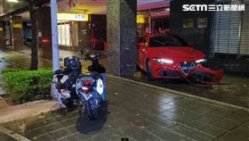 騎樓,台北,車禍,中山區,南京東路,轎跑車（圖／翻攝畫面）