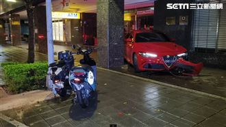 500萬歐洲轎跑打水漂！撞2機車甩進騎樓