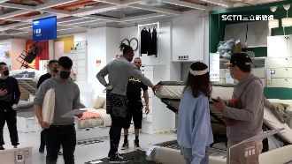 獨／捕獲野生魔獸！霍華德現身內湖IKEA