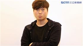 「憂鬱之島」導演陳梓桓三立新聞網專訪。（記者邱榮吉/攝影）