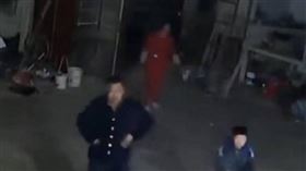 ▲老奶奶才剛說不舒服，她的10名子女、晚輩接獲消息，在10分鐘內，全趕到老奶奶家。（圖／翻攝自微博）