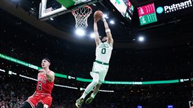 ▲泰坦（Jayson Tatum）快攻灌籃，澆熄公牛反撲氣焰。（圖／路透社／達志影像）