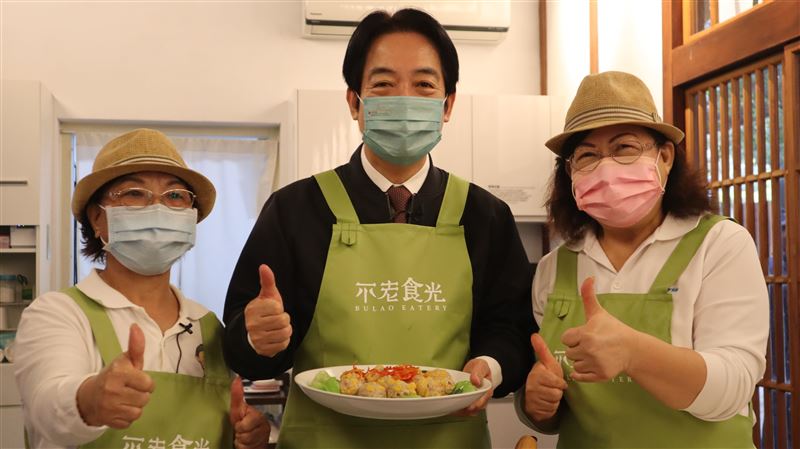 賴清德親自下廚做年菜　陪伴獨居長者圍爐
