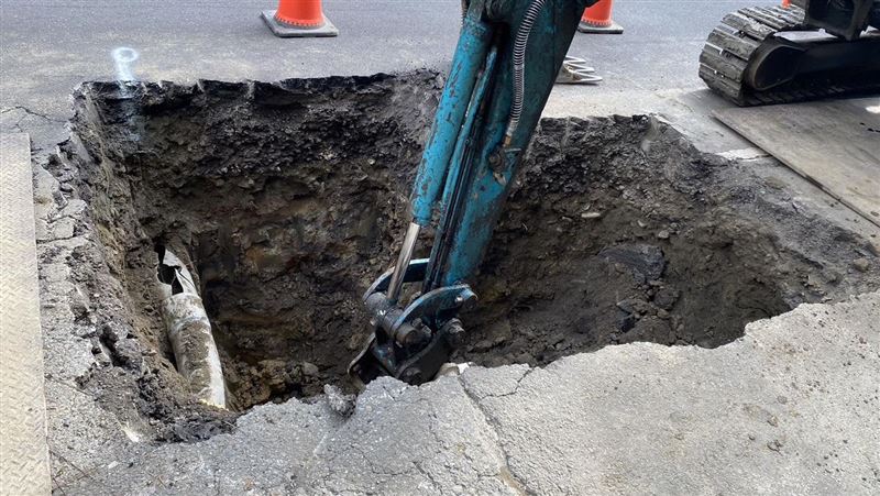 北市松山光復北路驚見3米「天坑」